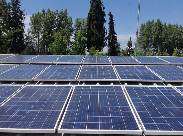 Parte de los paneles de la Central Solar Buin 1, la primera financiada en Chile con acciones vendidas a la ciudadanía, está lista para generar desde ahora 10 megavatios, de los cuales 75 por ciento se dedicarán al autoconsumo y el resto se inyectarán a la red de distribución nacional. Crédito: Orlando Milesi/IPS