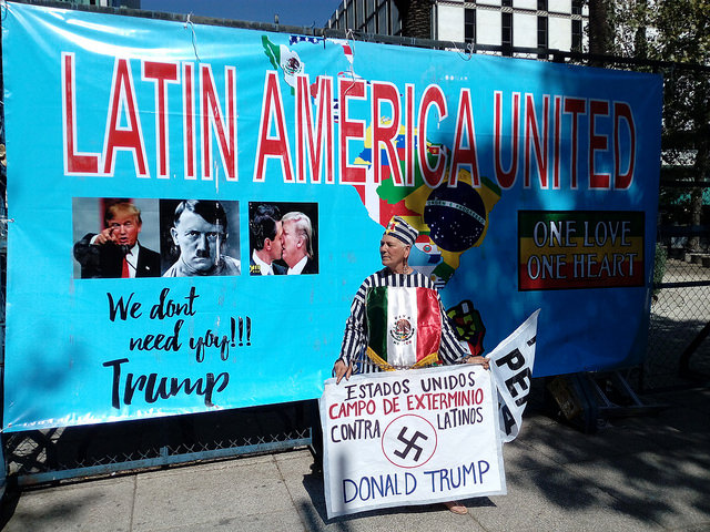 Con duras pancartas, manifestantes mexicanos protestaron el mismo 20 de enero ante la embajada de Washington en Ciudad de México, por la llegada a la presidencia de Estados Unidos del derechista Donald Trump. Crédito: Emilio Godoy/IPS