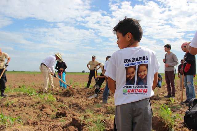 Con 8 años, Juan de Dios Torres participa junto con su madre en la brigada de búsqueda de desaparecidos en el noroccidental estado de Sinaloa. Su hermana, Zoe Zuleica, desapareció con cinco años en la periferia de la nororiental ciudad de San Luis de Potosí, en diciembre de 2015. Crédito: Marcos Vizcarra/IPS