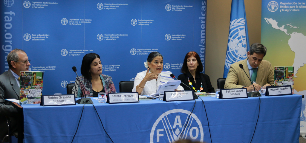 Eve Crowley, representante regional interina de la FAO, en el centro, durante el lanzamiento del el Panorama de Seguridad Alimentaria y Nutricional de América Latina y el Caribe 2016, en la sede del organismo en Santiago, donde se alertó que el sobrepeso afecta a 360 millones de habitantes de la región. Crédito: FAO