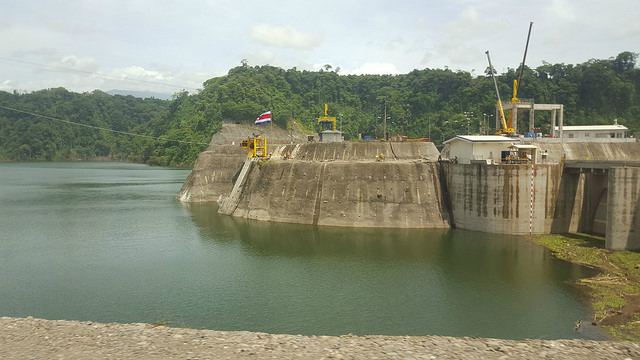 La central más grande de América Central, el Proyecto Hidroeléctrico Reventazón, con una capacidad de 305,5 megavatios, contribuyó desde su inauguración en septiembre a que en 2016 Costa Rica pasase 250 días sin requerir hidrocarburos para generar electricidad. Crédito: Diego Arguedas Ortiz /IPS