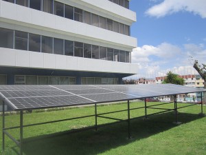 Paneles fotovoltaicos en la sede de la Organización Latinoamericana de Energía (Olade) en Quito, generan tres kilovatios, reduciendo así costos de la institución y sirviendo de planta demostrativa para estimular el uso y la generación de energía solar. Crédito: Mario Osava/IPS
