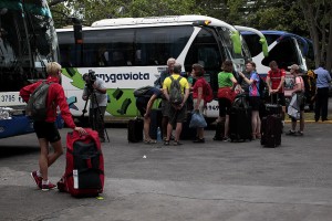 Turistas aguardan la salida de un bus de los que recorren diferentes destinos internos, en un hotel de la ciudad de Cienfuegos, en Cuba. El turismo se ha transformado en el segundo sector económico del país. Crédito: Jorge Luis Baños/IPS