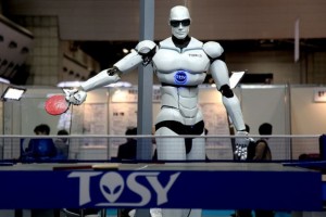TOPIO, un robot diseñado para jugar al ping pong con seres humanos, en la Exposición Robótica Internacional de Tokio, en noviembre de 2009. Crédito: Humanrobo.
