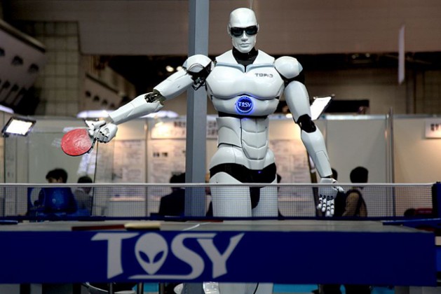 TOPIO, un robot diseñado para jugar al ping pong con seres humanos, en la Exposición Robótica Internacional de Tokio, en noviembre de 2009. Crédito: Humanrobo.