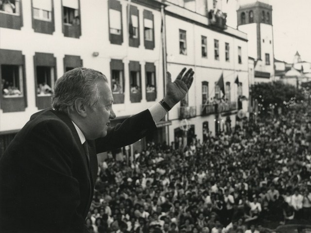 Mário Soares, en una de las innumerables veces que se dirigió a una multitud en Portugal, donde fue presidente y primer ministro. Crédito: Partido Socialista