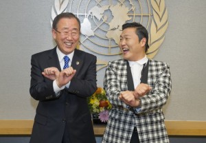 Ban Ki-moon con el cantanto surcoreano Psy en 2012. Crédito: Eskinder Debebe/UN Photo.