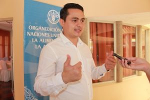 Marvin Moreno, el técnico especialista de la FAO que impulsa el innovador modelo de microcréditos, solidario e inclusivo para los pequeños agricultores de dos zonas deprimidas de Honduras, que hasta ahora ayudó a cambiar las vidas de 800 familias pobres. Crédito: Thelma Mejía/IPS