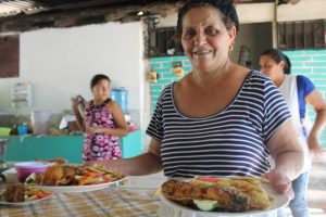 Las tilapias del Grupo Ideal, de Paso Real, están listas para ser servidas y degustadas. El miércoles es el día de mayor venta del pez de agua dulce. Crédito: Thelma Mejía/IPS