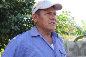 César Núñez es el alcalde del municipio de San Antonio de Flores, a cuya jurisdicción pertenece la aldea de Paso Real, y asegura que la mancomunidad de MANORCHO quiere replicar esta experiencia en el resto de los otros municipios que la conforman porque la gente ha empezado a creer en el centro financiero de desarrollo que impulsa la FAO, gobiernos locales y organizaciones de desarrollo que trabajan en la zona. Crédito: Thelma Mejía/IPS