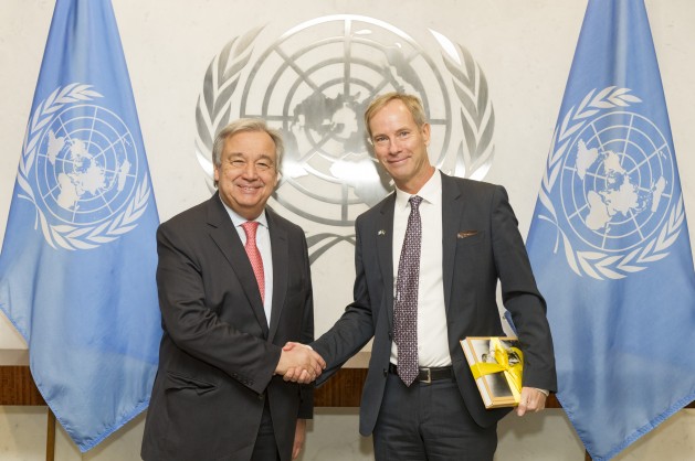 El secretario general de la ONU, António Guterres, con Olof Skoog, de Suecia, presidente del Consejo de Seguridad durante el mes de enero. Crédito: Rick Bajornas/UN Photo.
