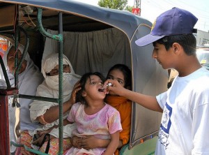 Una niña recibe la vacuna oral contra la poliomielitis en la ciudad de Peshawar, en Pakistán. Crédito: Ashfaq Yusufzai/IPS.