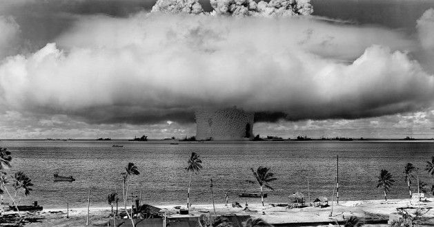 Ensayo de una bomba atómica en el atolón Bikini en 1946. Crédito: Departamento de Defensa de Estados Unidos, vía Wikimedia Commons.