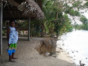 La elevación de las mareas y la erosión costera invaden viviendas domésticas y construcciones comunitarias en la aldea de Siar, en la provincia de Madang, en Papua Nueva Guinea. Crédito: Catherine Wilson/IPS