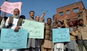Periodistas pakistaníes en Peshawar, capital de Jyber Pajtunjwa, protestan por el atentado contra el diario Dawn News, cerca del Club de la Prensa near en november de 2016. Crédito: Ashfaq Yusufzai/IPS.