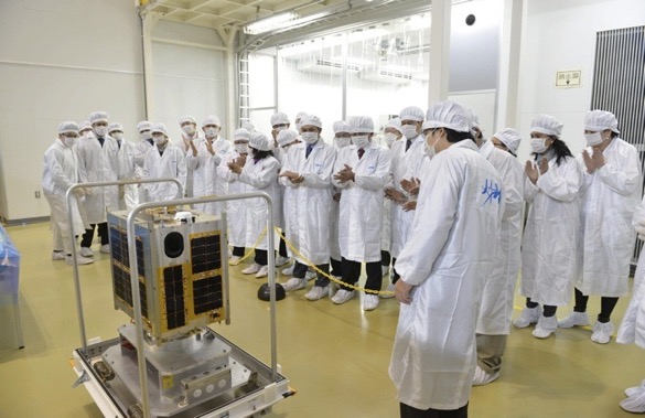 Científicos filipinos y japoneses observan el satélite Diwata-1. Crédito: Programa Filipino de Microsatélites
