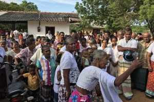 "Sobre mi cadaver", protestaban campesinos en Beragama, Sri Lanka, en contra de los agrimensores estatales por temor a perder sus tierras. Crédito: Sanjana Hattotuwa/IPS.