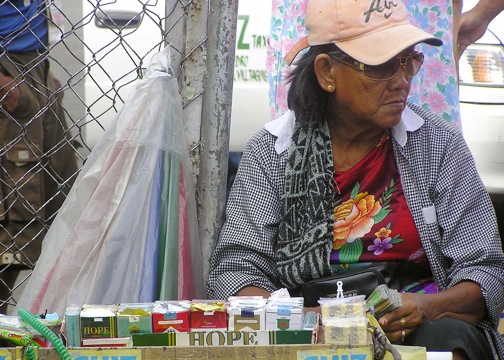 Una vendedora en Manila ofrece cajas de 20 cigarrillos a menos de un dólar. Crédito: Kara Santos / IPS