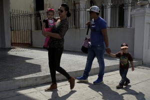 Una familia cubana transita por una céntrica calle del barrio de Vedado, en La Habana, en Cuba, en el municipio Plaza de La Revolución, en La Habana, en Cuba, donde solo 49 por ciento de los hijos crece en hogares con los dos padres. Crédito: Jorge Luis Baños/IPS