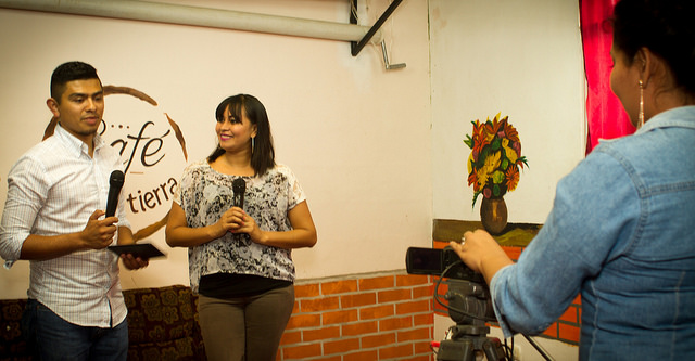 Sandra Juárez, con el micrófono, ensaya junto a dos colegas de Izcanal Radio y Televisión la grabación de un programa. La estación es la única comunitaria de El Salvador y solo visible por suscripción, pero eso podría cambiar con la llegada al país en 2018 del sistema digital. Crédito: Edgardo Ayala/IPS