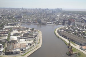 Una vista de Buenos Aires desde la desembocadura del Riachuelo en el Río de La Plata. A la izquierda alcanza a verse el famoso estadio de Boca Juniors. Las crónicas de hace 200 años ya hablaban de la contaminación de este río en Argentina. Crédito: Cortesía de la FARN