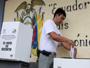 El voto de los indecisos, situados por las encuestas entre 25 y 35 por ciento de los electores, van a decidir el domingo 19 si habrá una segunda vuelta para escoger a quien sustituirá en la Presidencia de Ecuador desde el 24 de mayo a Rafael Correa, tras una década al frente del país. Crédito: CNE