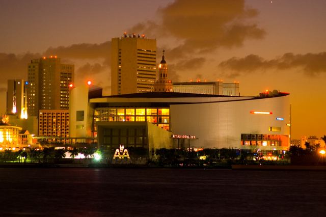 El American Airlines Arena, un emblemático estadio y centro de espectáculos de la Ciudad de Miami, y una de las muchas construcciones de Odebrecht en Estados Unidos, cuyos fiscales han comenzado a poner cifras a las dimensiones continentales de la corrupción del grupo brasileño. Crédito: Odebrecht