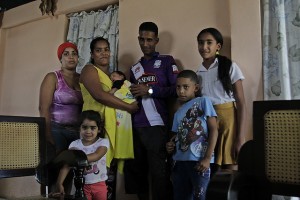 La maestra Yudith Osorio, de 37 años, sostiene en sus brazos a su cuarto hijo, una niña, mientras posa con su familia, que ya incluye una nieta, en su hogar en Palenque, cabecera del municipio rural de Yateras, en la oriental provincia cubana de Guantánamo. Crédito: Jorge Luis Baños/IPS