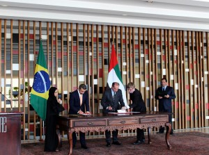 El ministro de Relaciones Exteriores de los Emiratos Árabes Unidos, el jeque Abdulah bin Zayed al Nayhan (a la izquierda), y homólogo Aloysio Nunes, durante la firma de los acuerdos, en la sala de los Tratados, en el Palacio de Itamaraty, sede de la cancillería brasileña, en Brasil. Crédito: Doris Calderon/IPS