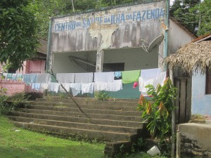 Centro de Salud de Islha da Fazenda, desvencijado por fuera y sucio y deteriorado por dentro y con documentos esparcidos por fuera, en uno de los poblados en la ribera del río Xingu afectados por la construcción de la central hidroeléctrica de Belo Monte, en el estado de Pará, en la Amazonia brasileña. Crédito: Mario Osava/IPS