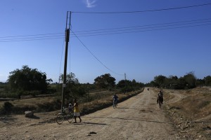 La energía fotovoltaica llega por los tendidos eléctricos a las pequeñas comunidades rurales de la provincia de Guantánamo, siguiendo los caminos de tierra que comunican a sus pobladores en el oriente de Cuba. Crédito: Jorge Luis Baños/IPS