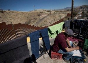Numerosas cruces recuerdan los muertos al tratar de atravesar el muro entre México y Estados Unidos. Crédito: Hans Maximo Musielik/Amnistía Internacional