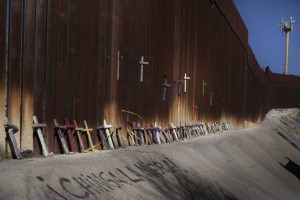 Unas cruces recuerdan los muertos al tratar de atravesar el muro entre México y Estados Unidos. Crédito: Hans Maximo Musielik/Amnistía Internacional