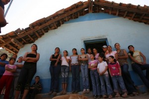 Tras la muerte de dos maestras en su aldea, mujeres piden justicia contra la violencia sexista, plantadas ante la escuela de la localidad, en el estado de Sinaloa, en México. Crédito: Mónica González/IPS