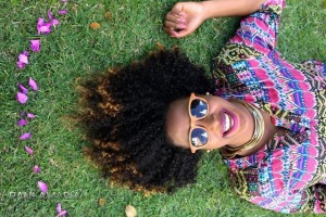 La brasileña Midiã Santana, con su reconquistado pelo afro, como una reafirmación de su identidad de mujer negra. La periodista ha creado el sitio Lista Negra, dedicado a promover a jóvenes emprendedores afrodescendientes en su estado, Bahia, donde 80 por ciento de la población tiene origen africano. Crédito: Cortesía de Midiã Santana