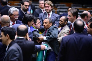 Una de las convulsas sesiones de la Cámara de Diputados de Brasil. Buena parte de los parlamentarios del país están bajo sospecha o encausados por corrupción. Crédito: Nilson Bastian/Cámara de Diputados