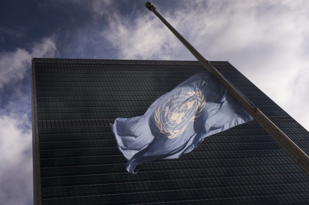La bandera de la ONU flamea a media asta en señal de luto en la sede de Nueva York. Crédito: Mark Garten/UN Photo.