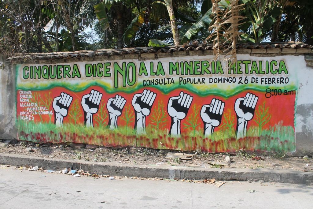 Un mural en Cinquera, en el departamento de Cabañas, en El Salvador, durante la campaña para la consulta popular del 26 de febrero de 2017. Crédito: Aruna Dutt/IPS.