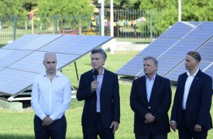 El presidente Mauricio Macri, segundo a la izquierda, al presentar proyectos de energía solar junto con otras autoridades. El mandatario anunció inversiones por 4.000 millones de dólares en energías renovables, como parte del esfuerzo para aumentar la oferta eléctrica. Crédito: Presidencia de la Nación