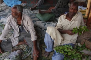 Hombres holgazanean en el mercado de la ciudad de Dire Dawa, en Etiopía, masticando qat. Crédito: James Jeffrey/IPS.