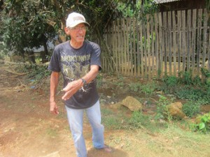 El garimpeiro (minero informal) Valdomiro Pereira Lima asegura que hay oro en las calles de Ressaca como lo hay en muchas partes de la Volta Grande del río Xingu, un área de más de 100 kilómetros. Los habitantes de este deteriorado pueblo de la Amazonia brasileña rechazan la llegada de un proyecto aurífero a gran escala. Crédito: Mario Osava/IPS