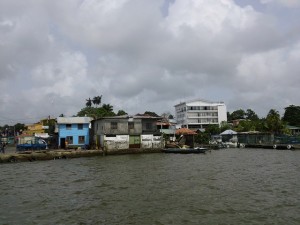 Parte de la Zona Central de la ciudad de Bluefields, en la costa del Caribe Sur de Nicaragua, desde el muelle de acceso a la laguna de Bluefields, con las construcciones al borde del agua. Los habitantes rurales y urbanos del municipio aprendieron a elevar con pilotes sus viviendas, entre otras medidas para afrontar las cada vez más frecuentes inundaciones. Crédito: José Adán Silva/IPS
