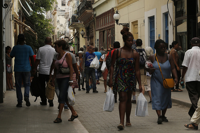 Entre la población cubana, como la que transita por una céntrica calle del Vedado, en La Habana, hay desconocimiento y falta de debate sobre el mantenimiento en la legislación del país de la pena de muerte. Crédito: Jorge Luis Baños/IPS