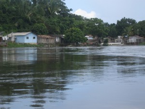 caserío de Ilha da Fazenda depende económicamente y en servicios del pueblo de Ressaca, cuyo deterioro por la caída de la extracción artesanal de oro ha provocado la emigración de muchas familias, más por el impacto de la instalación cercana de la planta hidroeléctrica Belo Monte, en el norte de Brasil. Crédito: Mario Osava/IPS