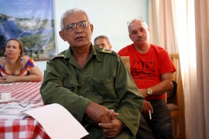 El alcalde de Baracoa, Luis Sánchez Rodríguez, mientras exponía a IPS el impacto en la ciudad de Baracoa, la más antigua de Cuba, los daños ocasionados por el huracán Matthew, y las medidas adoptadas para reactivar la producción de los rubros agrícolas fundamentales para la economía del municipio. Crédito: Jorge Luis Baños/IPS