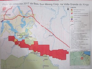 Mapa de Belo Sun, que muestra el área de explotación de oro, donde la empresa canadiense pretende extraer 60 toneladas. En azul, el río Xingu y su Vota Grande, la gran curva del curso del río, sobre el que se ha construido la central hidroeléctrica de Belo Monte, en plena Amazonia brasileña. Rédito: Mario Osava/IPS