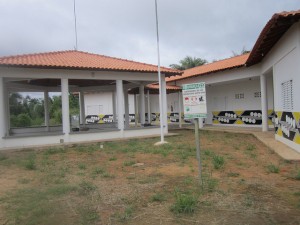 La escuela de la aldea indígena Miratu, construida por Norte Energía, la empresa que construyó y opera la central hidroeléctrica de Belo Monte, en la Amazonia brasileña. Con tres aulas, tiene exceso de capacidad para las 20 familias locales, pero la aldea está creciendo y podrá acoger alumnos de pueblos cercanos. Crédito: Mario Osava/IPS