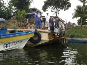 Pescadores y estibadores en uno de los muelles del río Punta Gorda, muy cerca de su desembocadura en el mar Caribe, donde estaba proyectado el extremo occidental del canal interoceánico de Nicaragua, y donde los residentes locales no han visto comienzo alguno de las obras oficialmente iniciadas hace más de dos años. Crédito: José Adán Silva/IPS