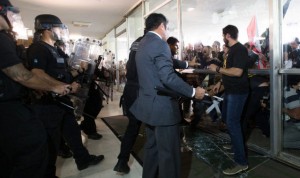 Policías intentan invadir la sede de la Cámara de Diputados en Brasilia, durante una protesta contra la reforma del sistema previsional que impulsa el gobierno. Reclamaban, entre otras cosas, poder jubilarse antes de los 65 años, la edad a la que quiere elevarse la edad mínima para ello, algo que parecen haber conseguido. Crédito: Lula Marques/AGPT