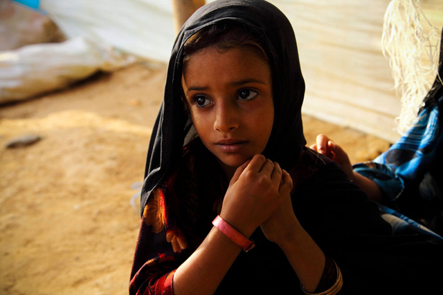 En Mazrak, Yemen, una niña de cinco años, diagnosticada como desnutrida, recibe una pulsera rosada para indicar que no ha comido lo suficiente. Crédito: Hugh Macleod / ACNUR